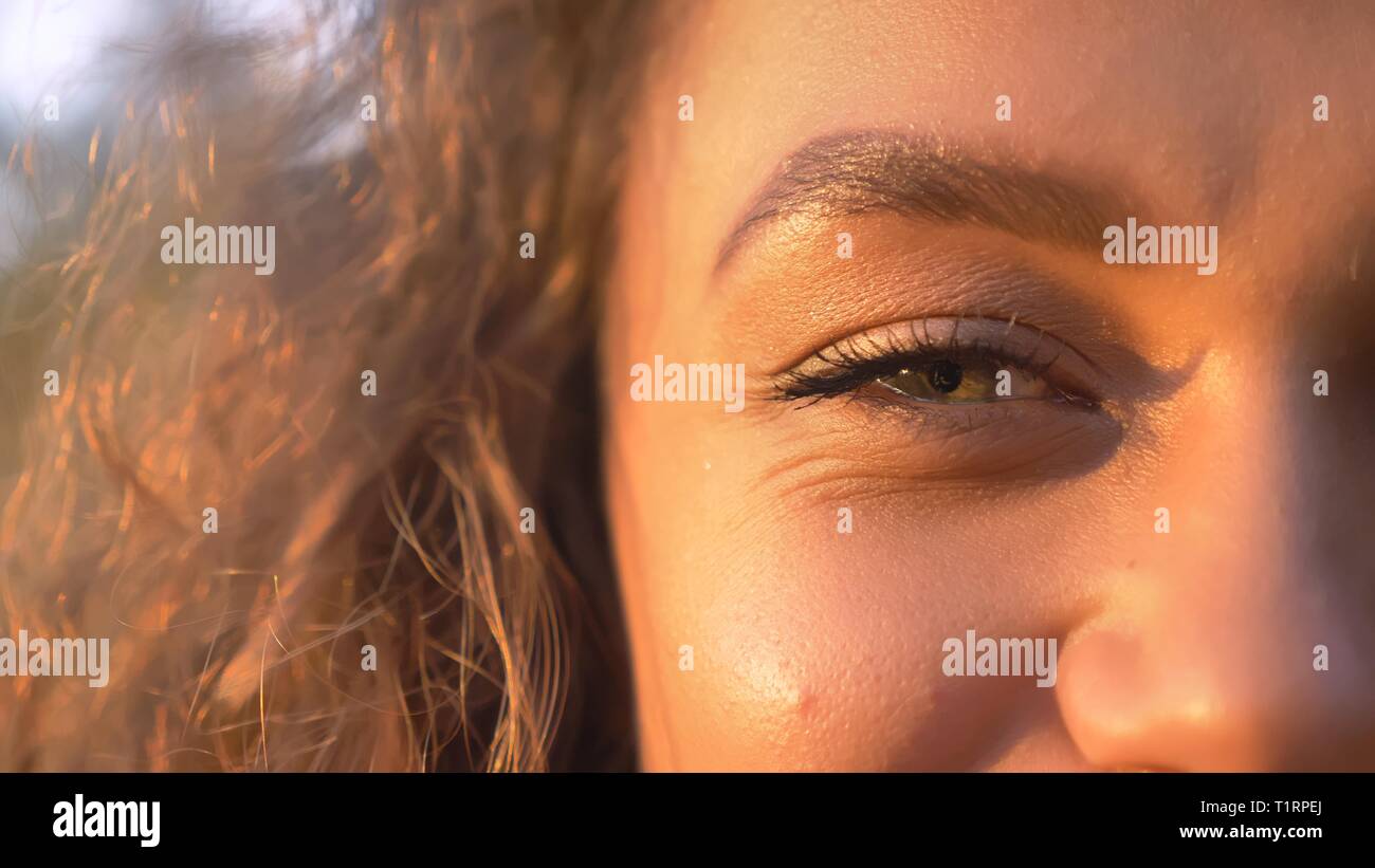 Close-up demi-portrait de jolie aux cheveux bouclés caucasian girl smiling en huis clos dans parc d'automne. Banque D'Images