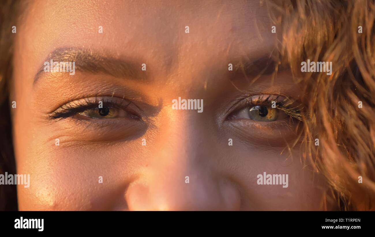 Close-up eye-portrait de jolie aux cheveux bouclés caucasian girl smiling en huis clos dans parc d'automne. Banque D'Images