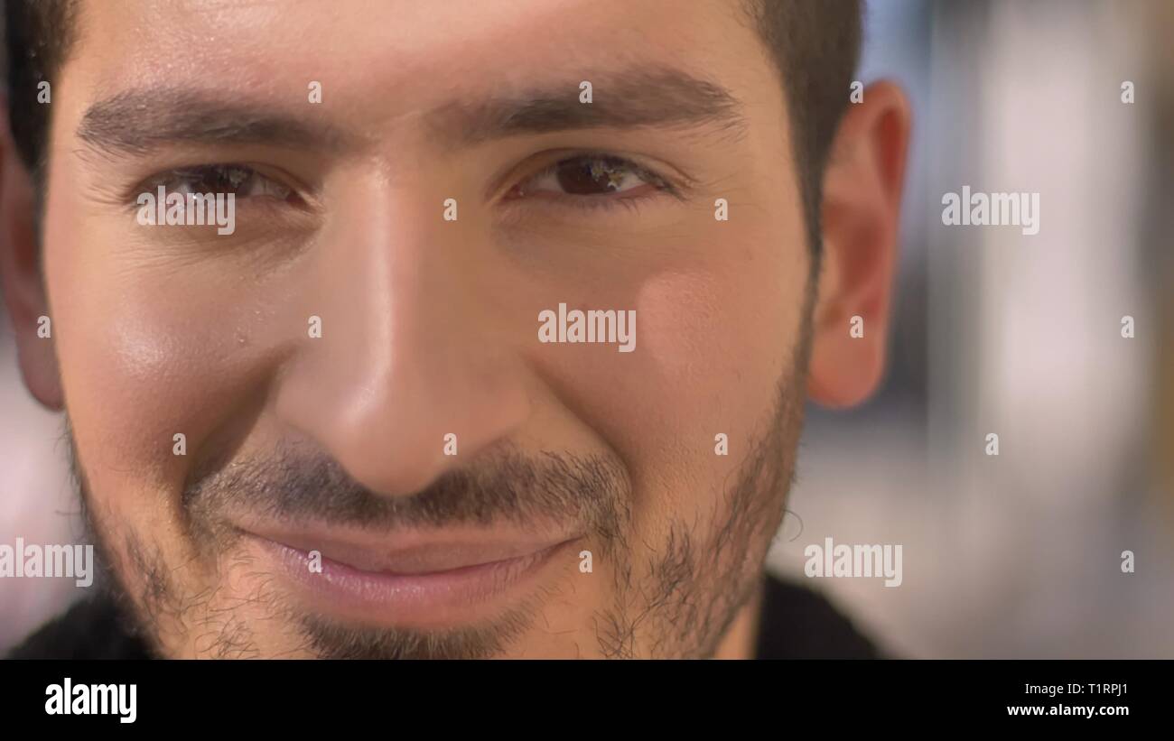 Close-up portrait of caucasian man watching volontiers et joyeusement en huis clos sur fond de rue d'automne. Banque D'Images