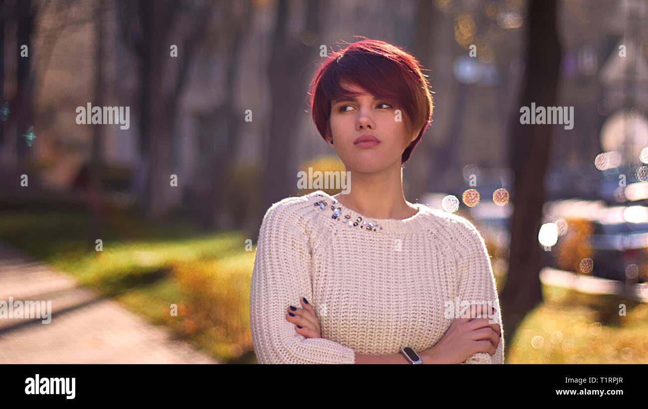Portrait of young woman cool girl aux cheveux roses sur la droite rêveusement sunny park arrière-plan. Banque D'Images