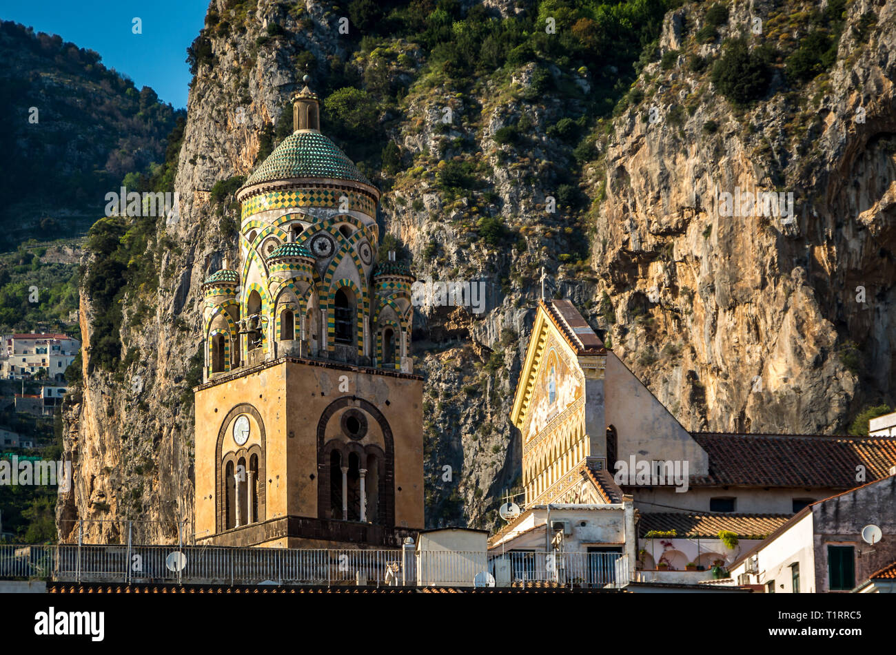 Clocher de la cathédrale d'Amalfi dédiée à l'Apôtre Saint André dans la Piazza del Duomo à Milan en Italie. Banque D'Images