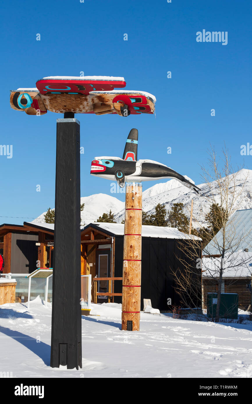 Les Totems à Carcross Commons, Yukon, Canada Banque D'Images