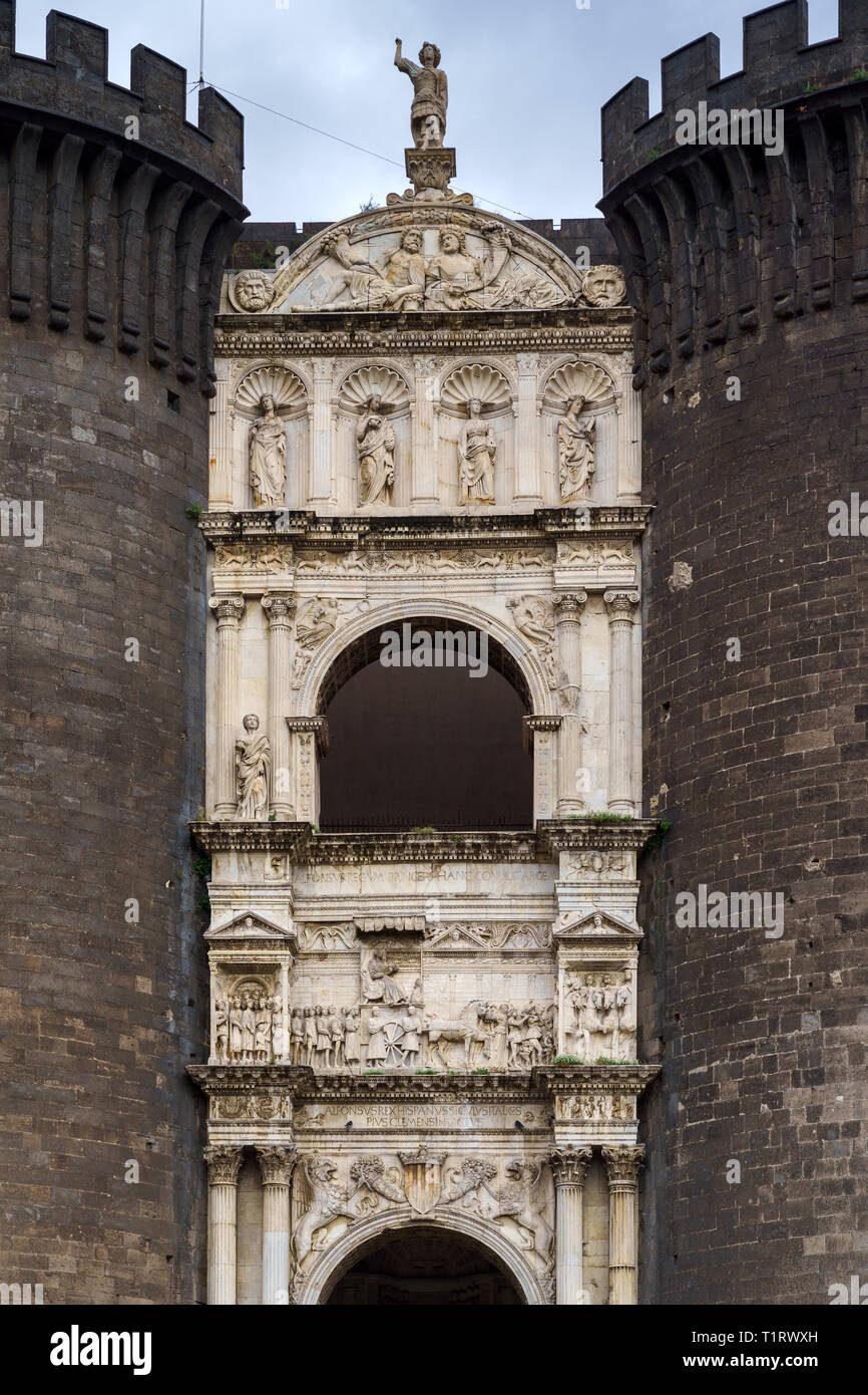 NAPLES, ITALIE - 05 novembre 2018 - Le château médiéval de Maschio Angioino ou Castel Nuovo, New Castle, Napoli Banque D'Images