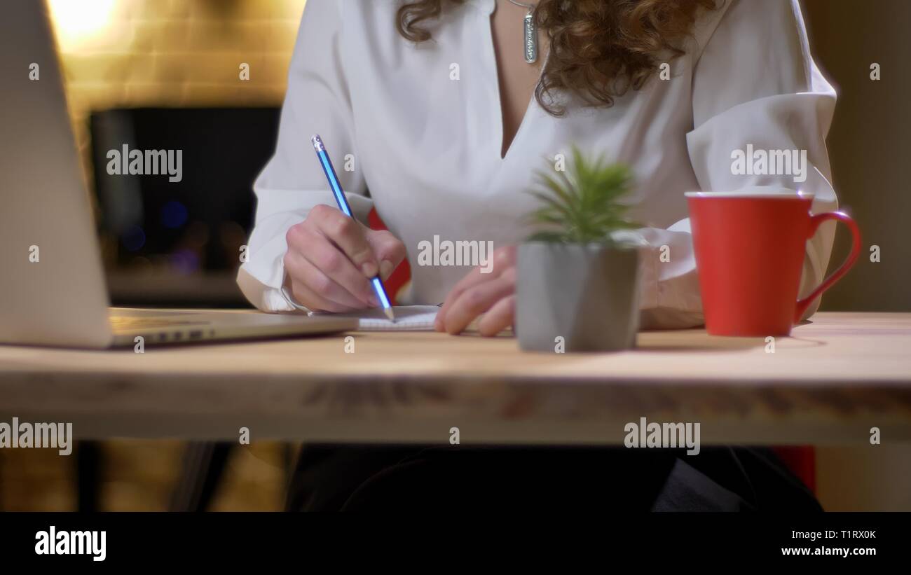 Portrait de mains de portrait sur papier. Banque D'Images