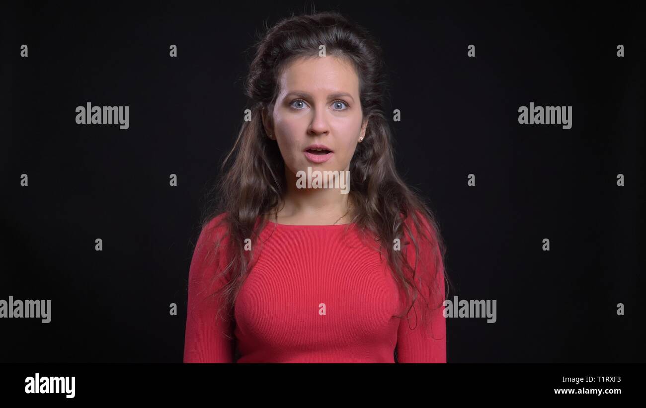 Closeup portrait of attractive middle-aged woman femme enthousiaste et choqué en regardant at camera Banque D'Images