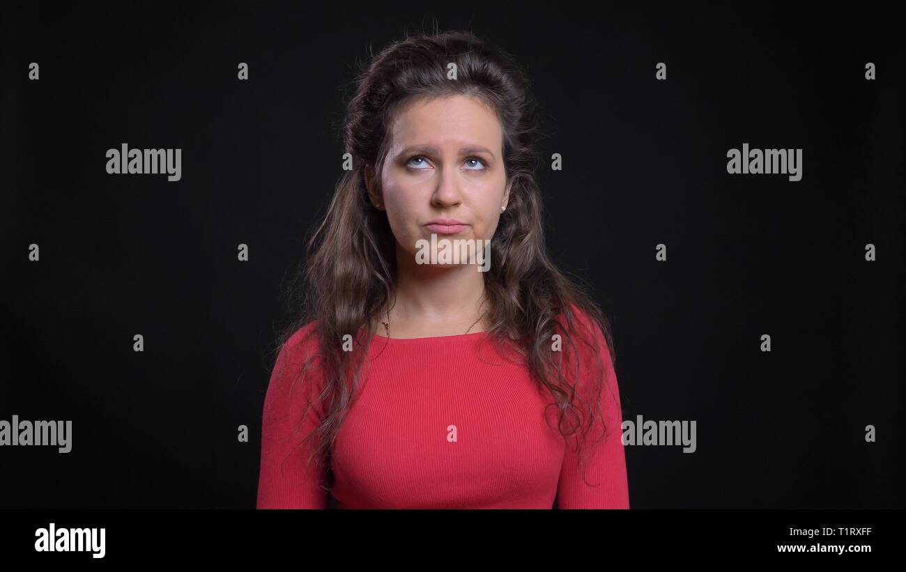 Closeup portrait of attractive middle-aged woman femme être irrité et formant un rouleau dans l'œil avant de l'appareil photo Banque D'Images