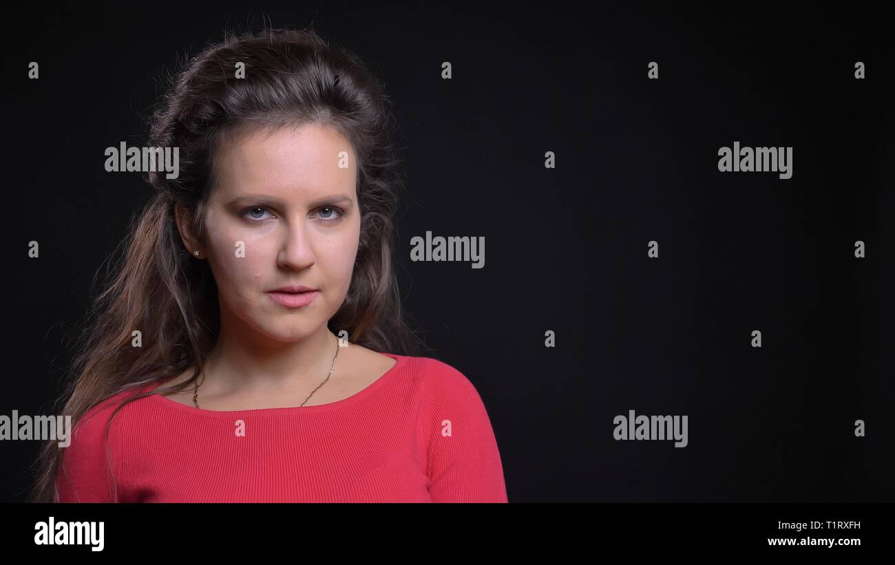 Closeup portrait of attractive middle-aged woman modèle féminin à la ligne droite et posant devant l'appareil photo Banque D'Images