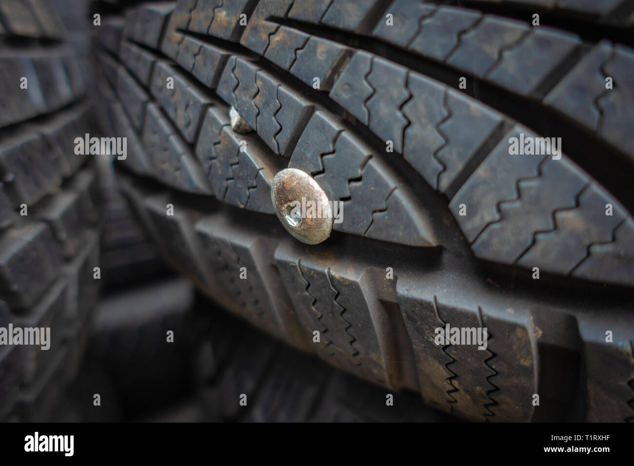 Clou dans le pneu Banque de photographies et d’images à haute résolution Alamy