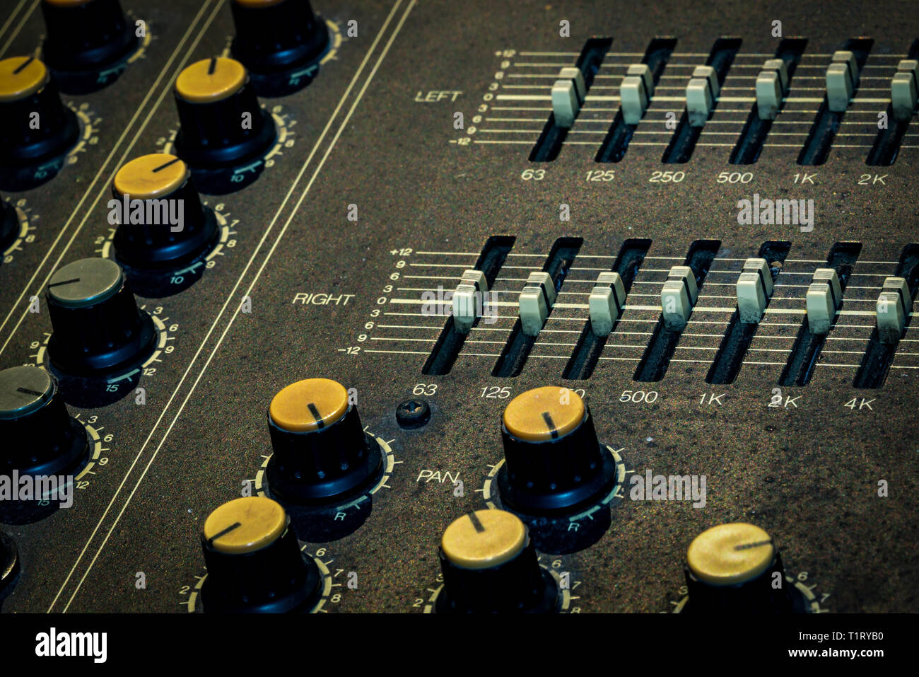 Console de mixage audio. Le mixage sonore 24. Panneau de mixage de musique en studio d'enregistrement. Console de mixage audio avec les curseurs et bouton de réglage. Soun Banque D'Images