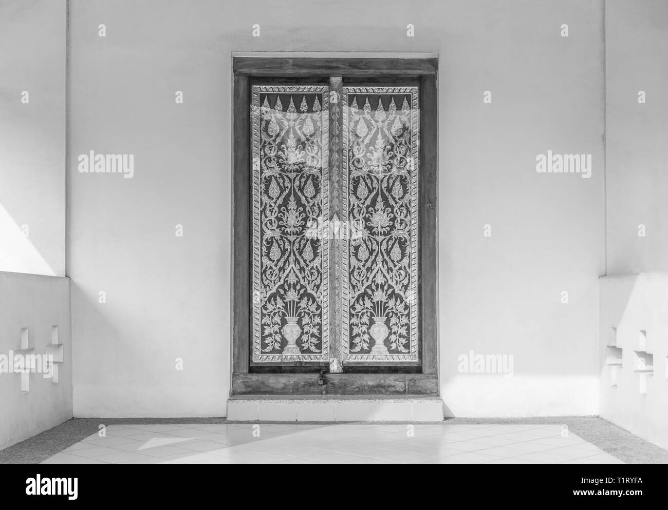 Pochoir classique noir et blanc porte de l'Église temple en Thaïlande pour la conception Banque D'Images