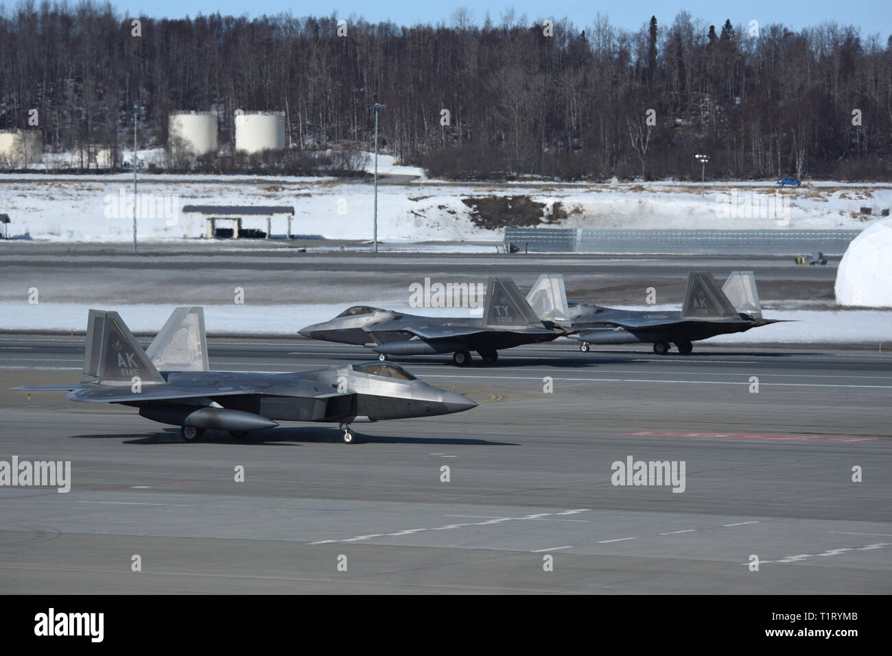 F-22 Raptors à partir de la 3e Escadre et 477th Fighter Group participent à une formation serrée taxi, connu comme un éléphant à pied, le 26 mars 2019, au cours d'un exercice de la Force polaire at Joint Base Elmendorf-Richardson, en Alaska. Cet exercice de deux semaines d'escadrons donne l'occasion de démontrer leurs capacités à l'avant de déployer et d'offrir une puissance militaire écrasante. (U.S. Air Force photo de Sheila deVera) Banque D'Images