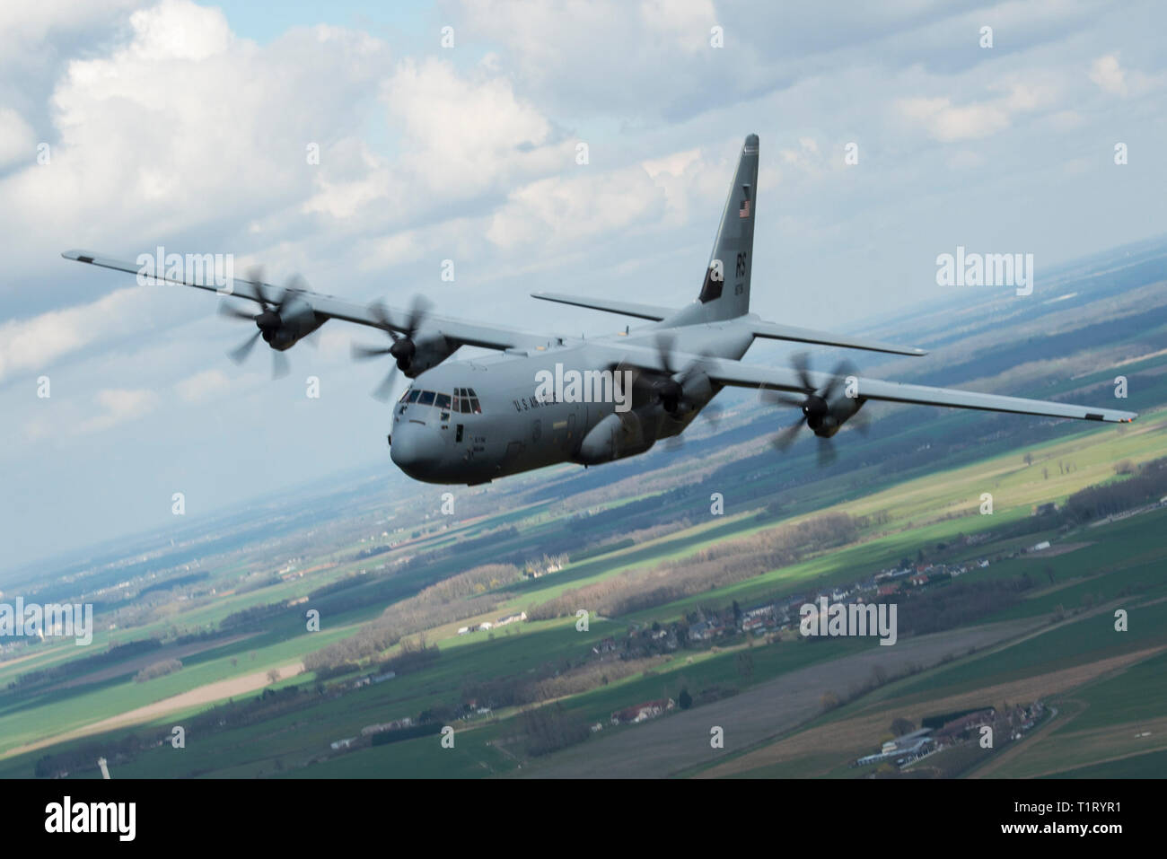 Un U.S. Air Force C-130J Super Hercules, affecté à la 37e Escadron de transport aérien, la base aérienne de Ramstein, Allemagne, vole dans le ciel au-dessus de la Nouvelle-Orléans, France, le 19 mars 2019. Les équipages français ont volé sur les C-130J pour développer leurs capacités avec le nouveau modèle réduit d'aéronef. (U.S. Photo de l'Armée de l'air par la Haute Airman Devin M. Rumbaugh) Banque D'Images