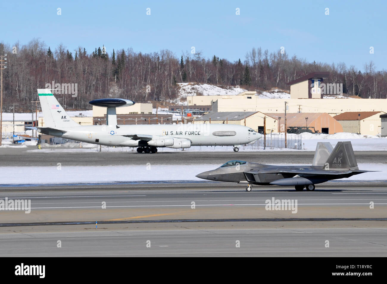 F-22 Raptors, E-3 Sentry et C-17 Globemaster III, à partir de la 3e Escadre et 477th Fighter Group participent à une formation serrée taxi, connu comme un éléphant à pied, le 26 mars 2019, au cours d'un exercice de la Force polaire at Joint Base Elmendorf-Richardson, en Alaska. Cet exercice de deux semaines d'escadrons donne l'occasion de démontrer leurs capacités à l'avant de déployer et d'offrir une puissance militaire écrasante. (U.S. Air Force photo par Erin Eaton) Banque D'Images