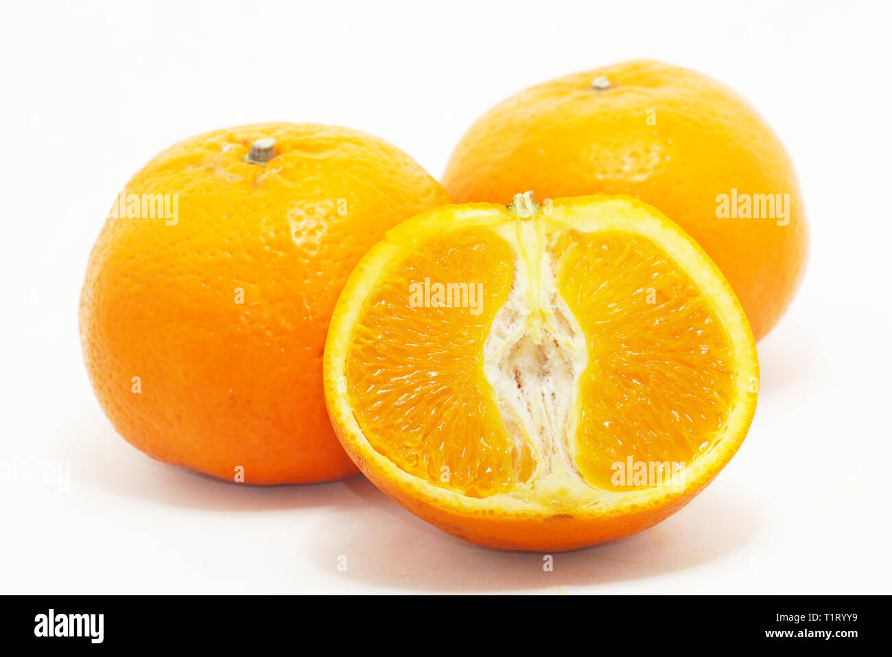 Groupe d'oranges en tranches sur whitebackground Banque D'Images