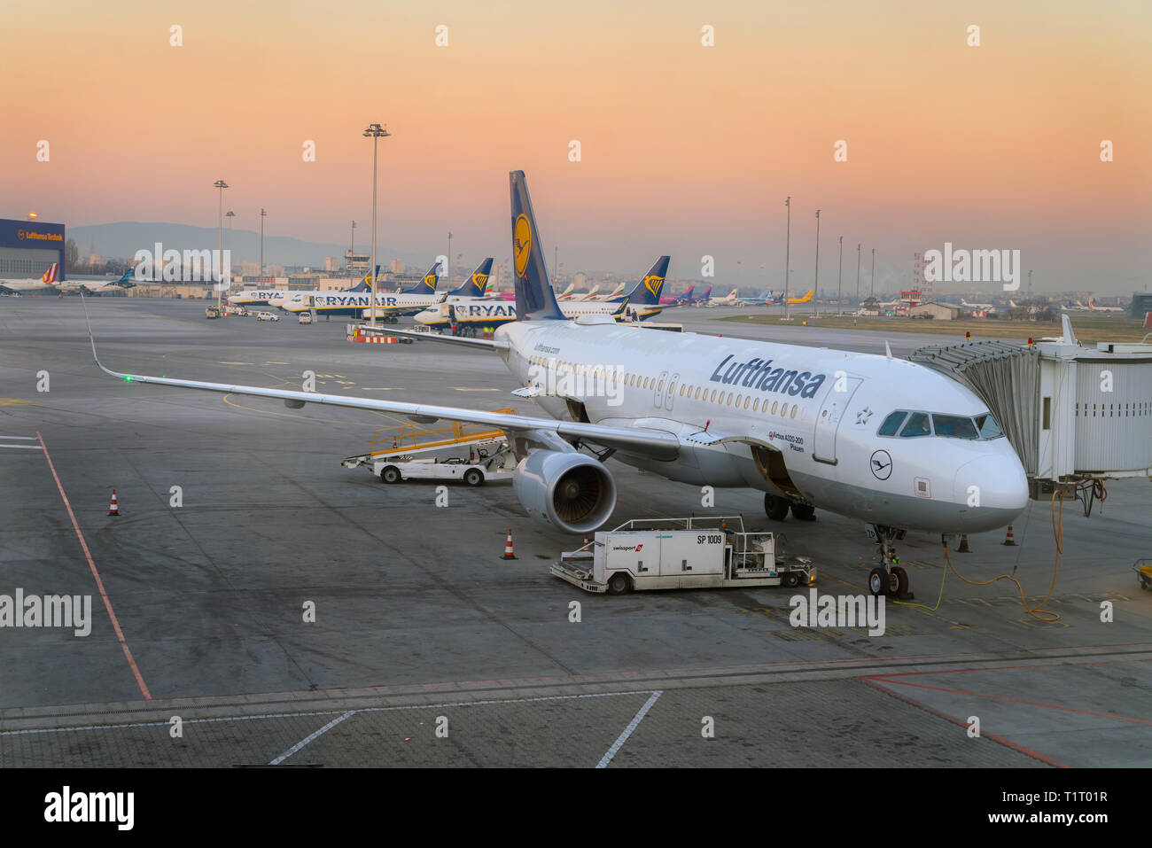 SOFIA, BULGARIE - Mars, 2019 : les avions de Ryanair Lufthansa et au lever du soleil à l'aéroport prêt à décoller. Les retards des vols d'avion, des animateurs costumés s Banque D'Images