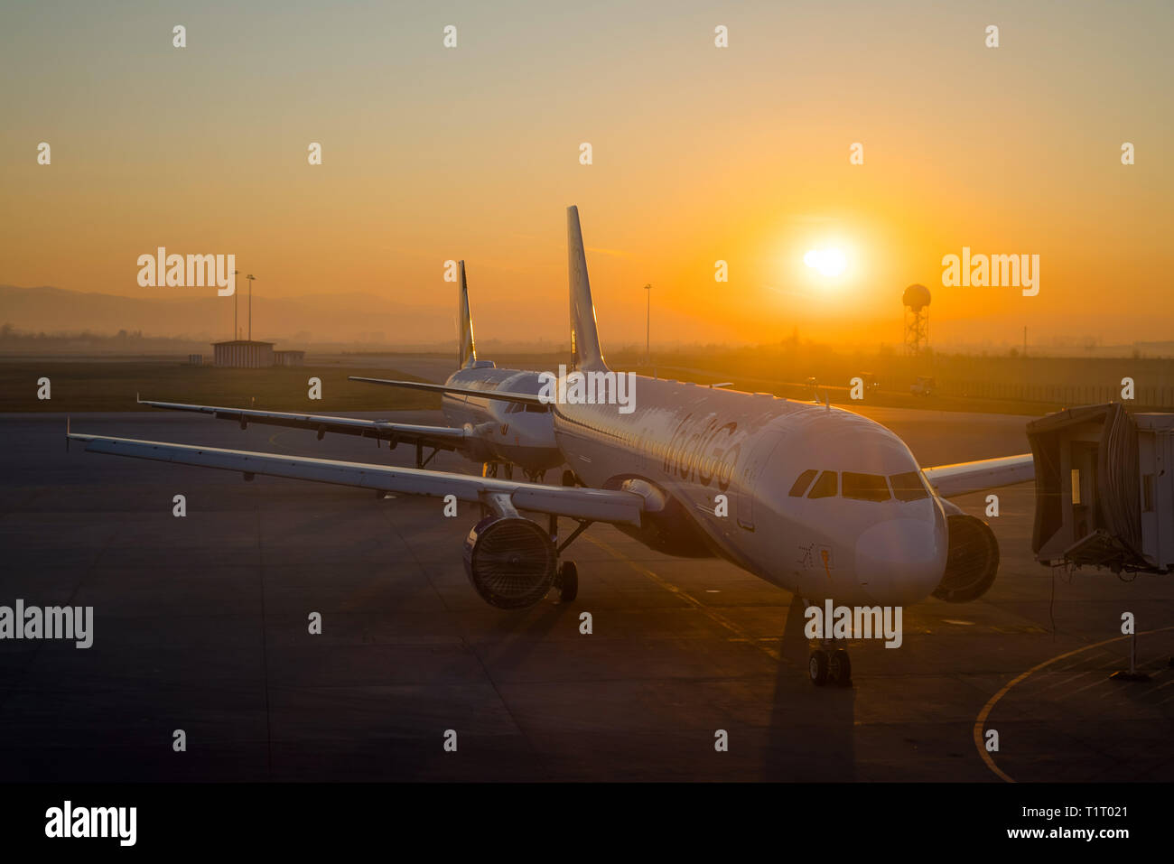 SOFIA, BULGARIE - Mars, 2019 : les avions de l'Indigo au lever du soleil à l'aéroport prêt à décoller. Les retards des vols avion, service clientèle Banque D'Images