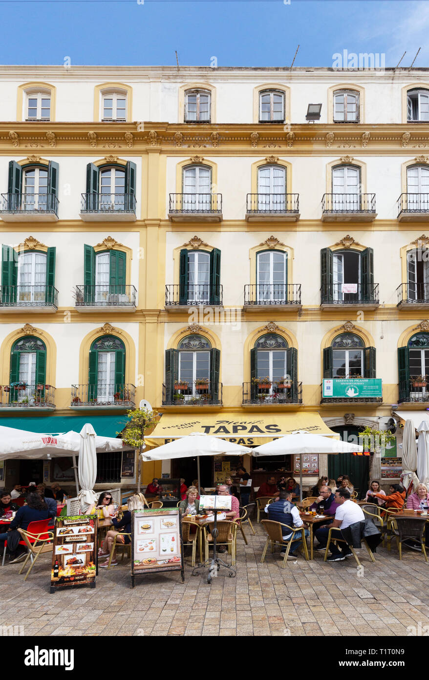 Malaga Espagne - les gens assis à l'extérieur ; manger bars à tapas de la Plaza de la Merced, malaga andalousie espagne Europe Banque D'Images