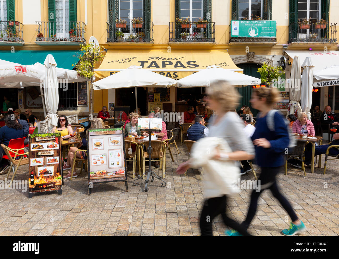 Malaga Espagne - les gens assis à l'extérieur ; manger bars à tapas de la Plaza de la Merced, malaga andalousie espagne Europe Banque D'Images