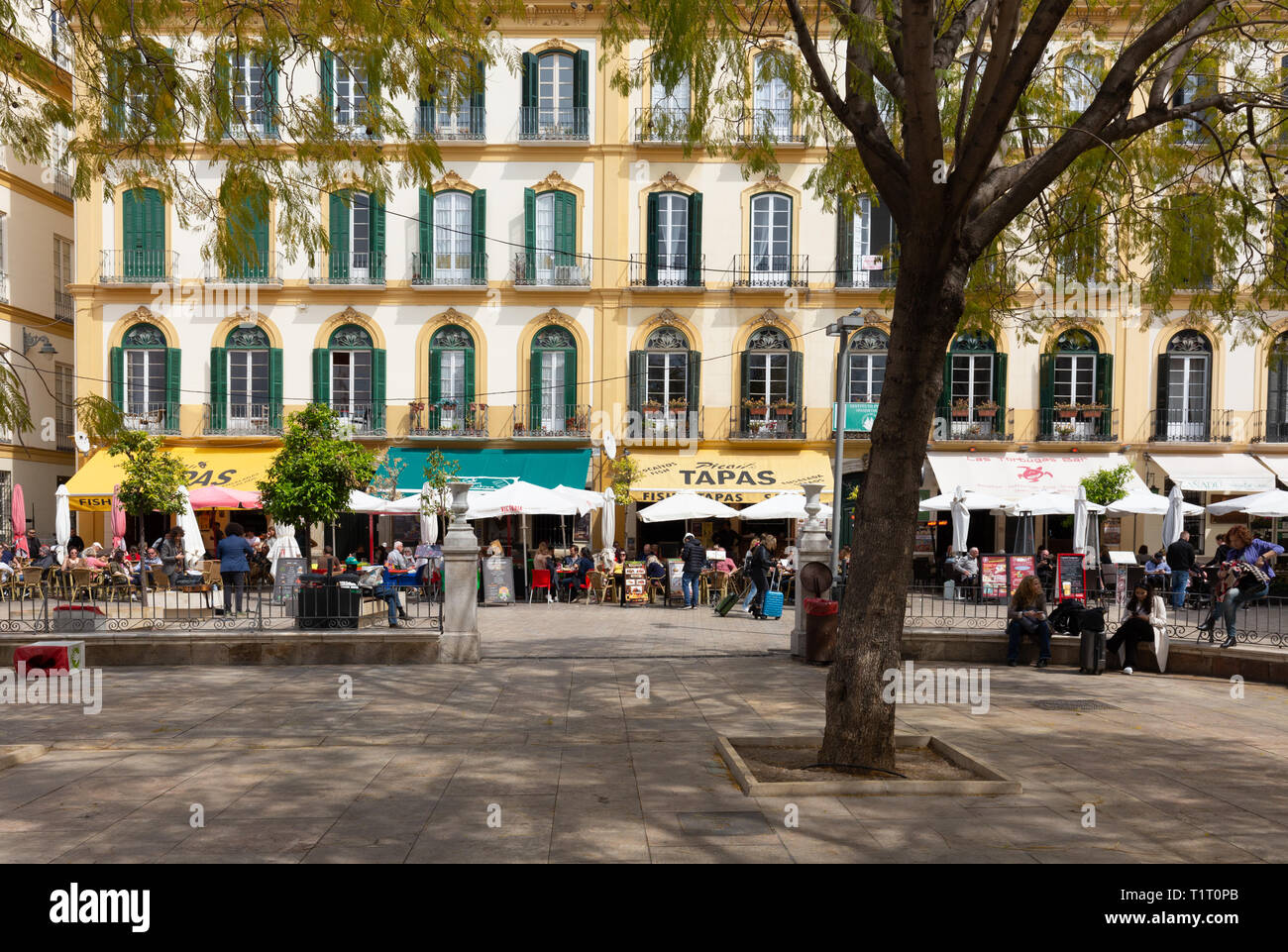 Malaga Espagne - les gens assis à l'extérieur ; manger bars à tapas de la Plaza de la Merced, malaga andalousie espagne Europe Banque D'Images