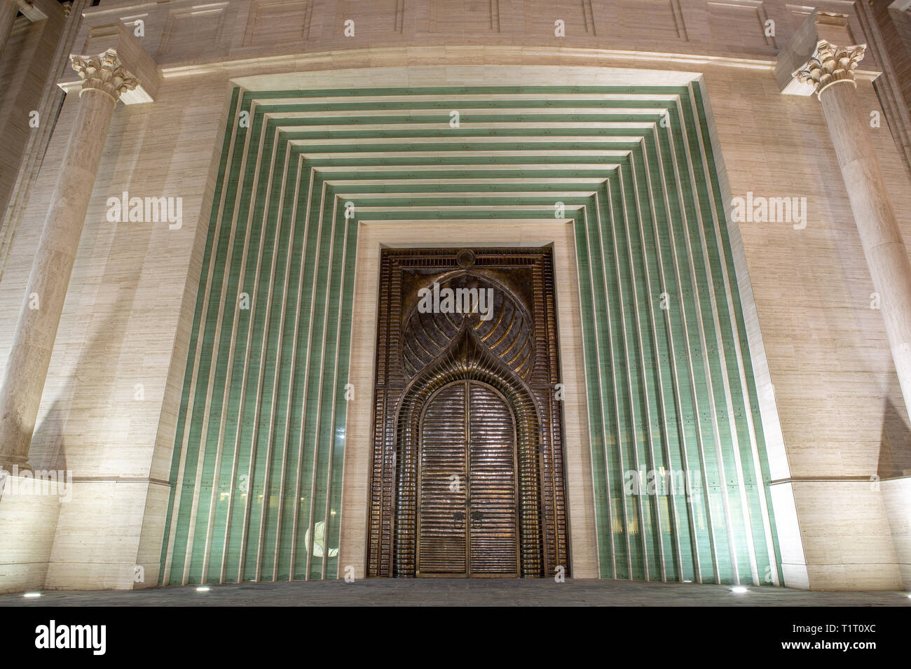 DOHA, QATAR - 13 juillet 2013 : Grande porte de bronze de l'amphithéâtre à Katara Cultural Village, Doha Qatar. Banque D'Images