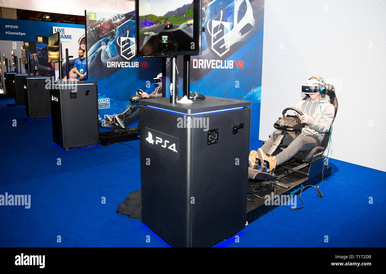 HELSINKI, FINLANDE - le 4 novembre 2016 : VR jeux. Les adolescents utilisent des casques de réalité virtuelle Sony PlayStation 4, simulateur de course. Banque D'Images