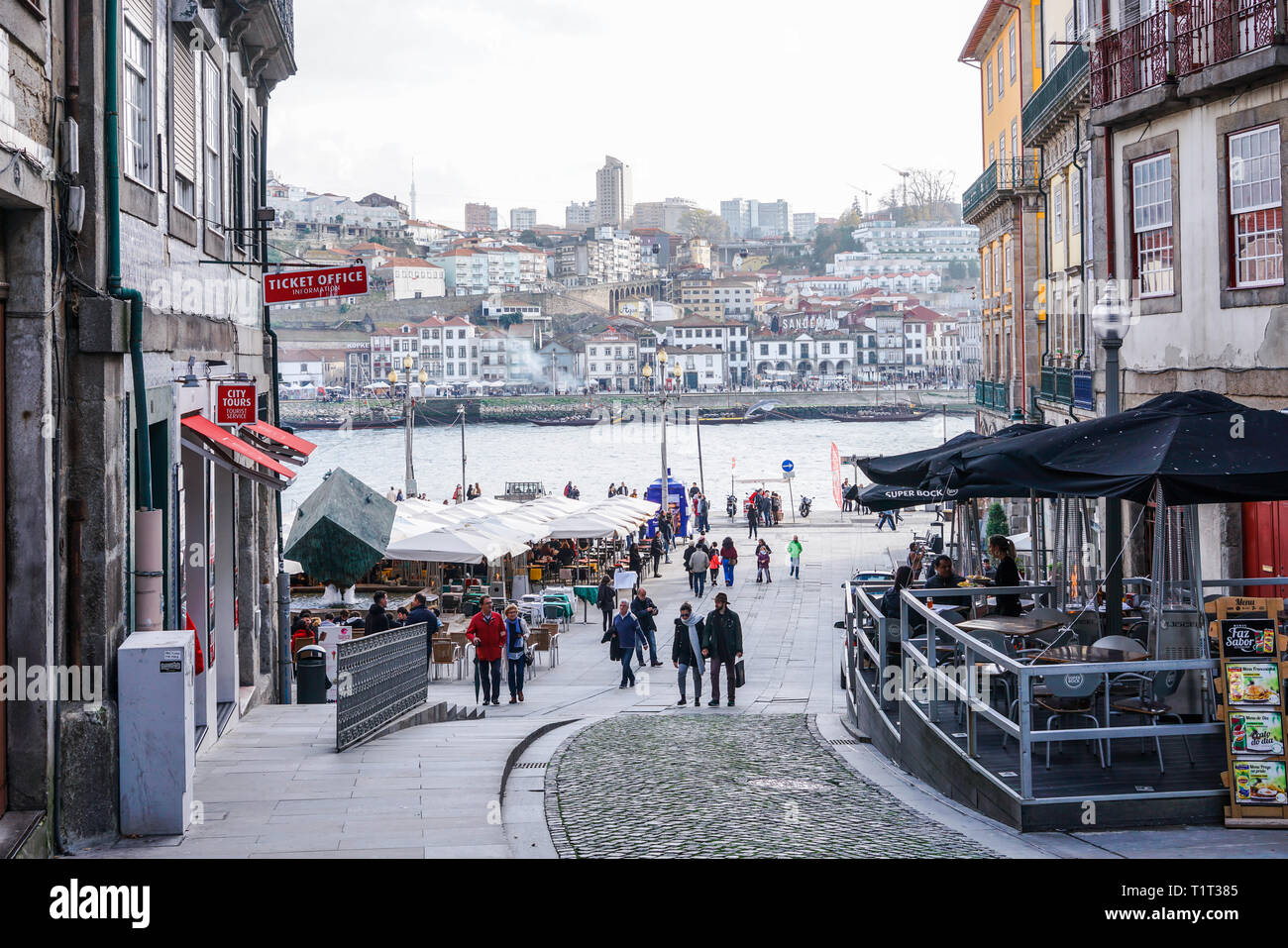 Porto, Portugal - Décembre 2018 : la place Ribeira durant la journée, avec des gens qui marchent et vue sur le fleuve Douro. Banque D'Images