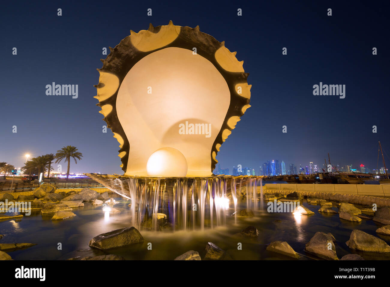 DOHA, QATAR - 12 décembre 2015 : Giant Pearl Monument à corniche Doha Qatar Banque D'Images