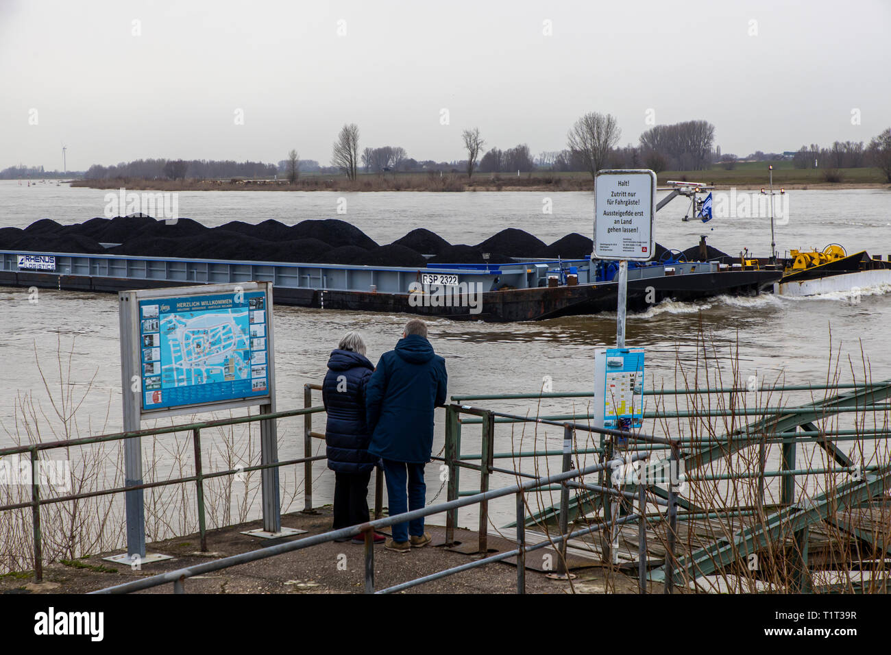 Cargo de charbon sur le Rhin près de Xanten, Allemagne Banque D'Images