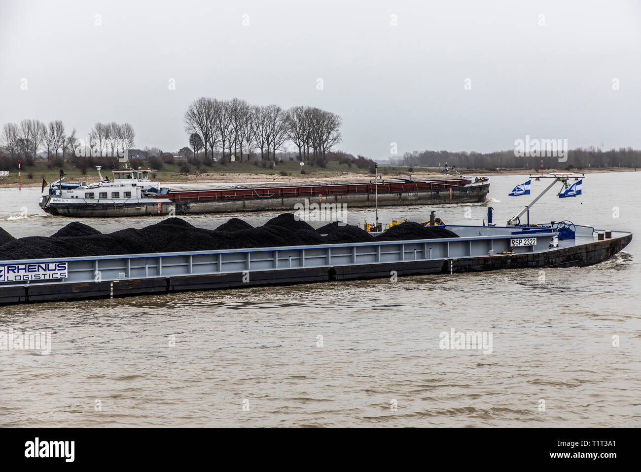 Cargo de charbon sur le Rhin près de Xanten, Allemagne Banque D'Images