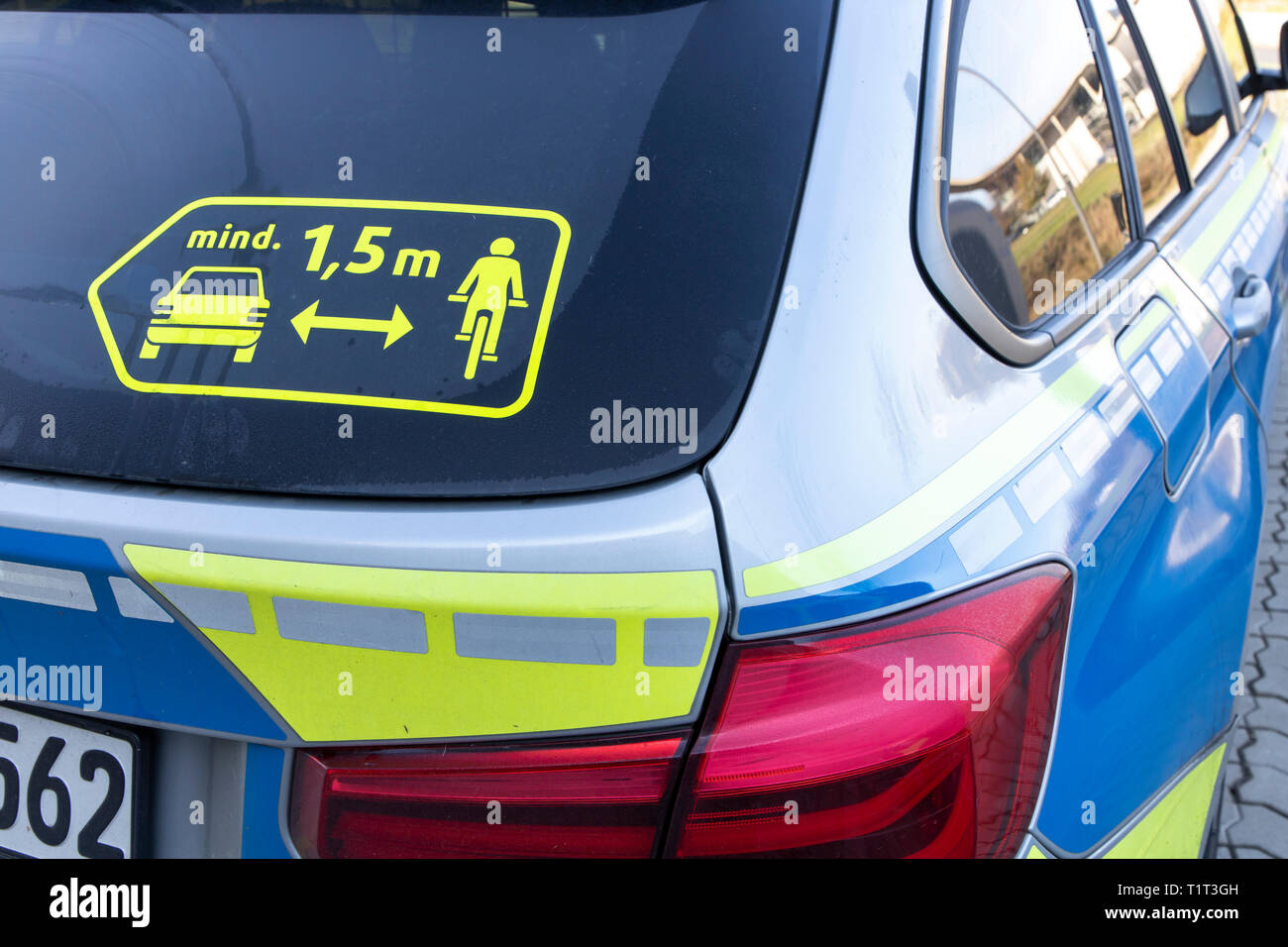 Die Polizei en NRW auf Ihren Streifenwagen wirbt für einen Sicherheitsabstand zwischen Autos und Radfahrern, von 1,5 Metern, Banque D'Images