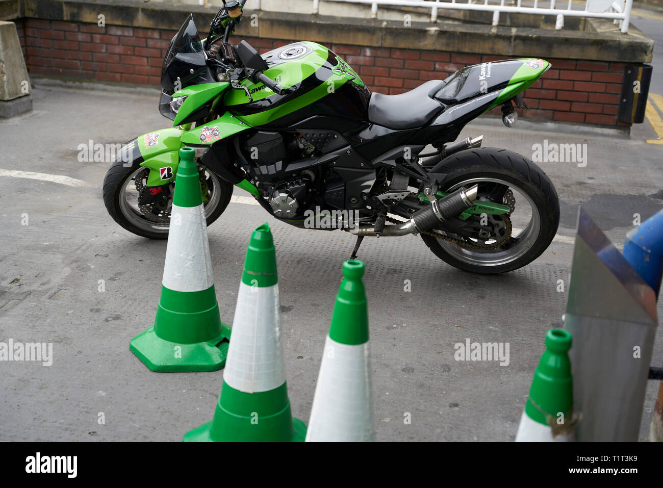 Moto verte avec cônes verts Banque D'Images
