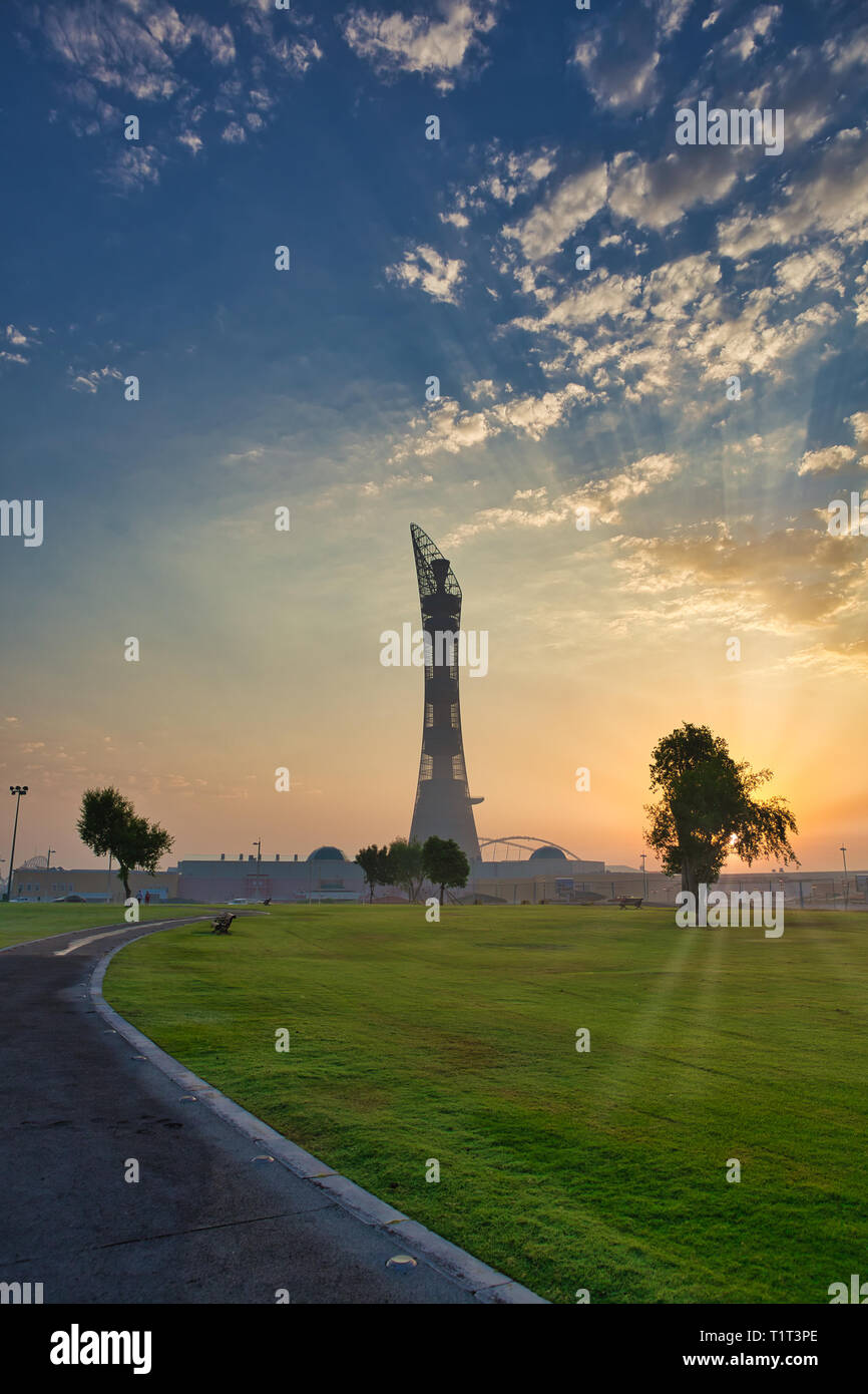 DOHA, QATAR - 20 août 2013 : vue du coucher de soleil dans le parc Aspire Doha Qatar avec le flambeau à l'arrière-plan de l'hôtel Banque D'Images