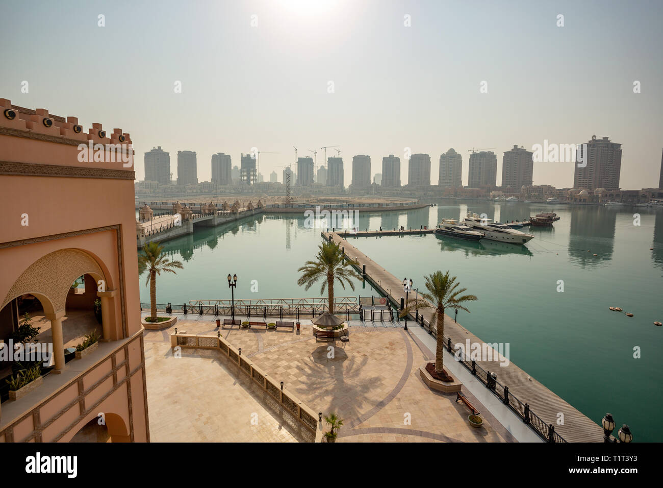 DOHA, QATAR - 06 septembre 2013 : donnant sur vue sur Porto saoudite dans le Pearl Qatar Banque D'Images