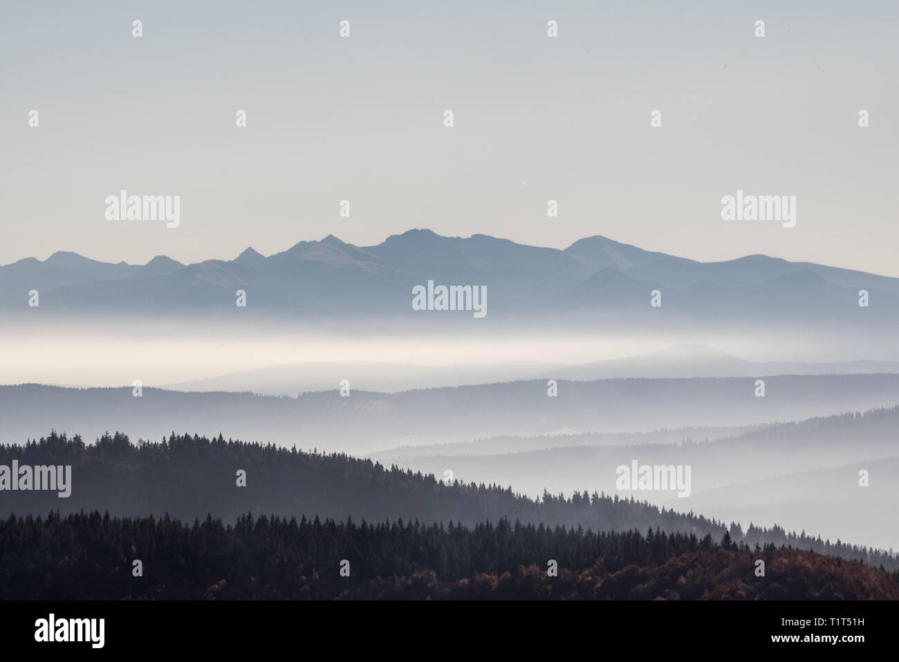 Une partie de l'Ouest de montagnes Tatras en Beskid Zywiecki Hala Rycerzowa montagnes pendant beuatiful jour d'automne avec un ciel clair Banque D'Images