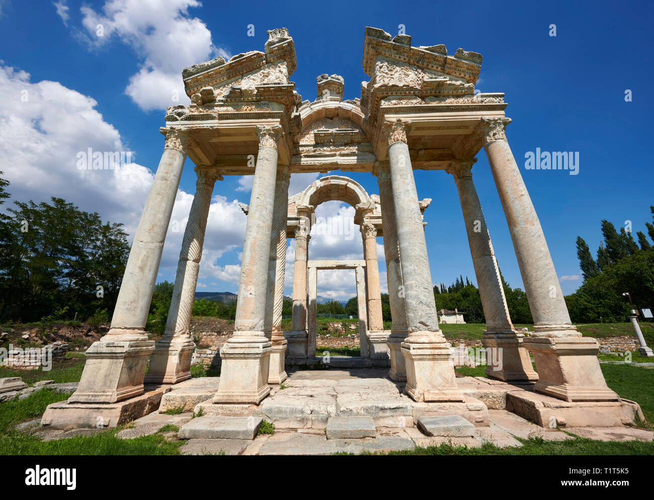 Tetrapylon porte monumentale au Temple d'Aphrodite. Le Tetrapylon est composé de quatre rangées de quatre colonnes et elle relie la rue principale à t Banque D'Images