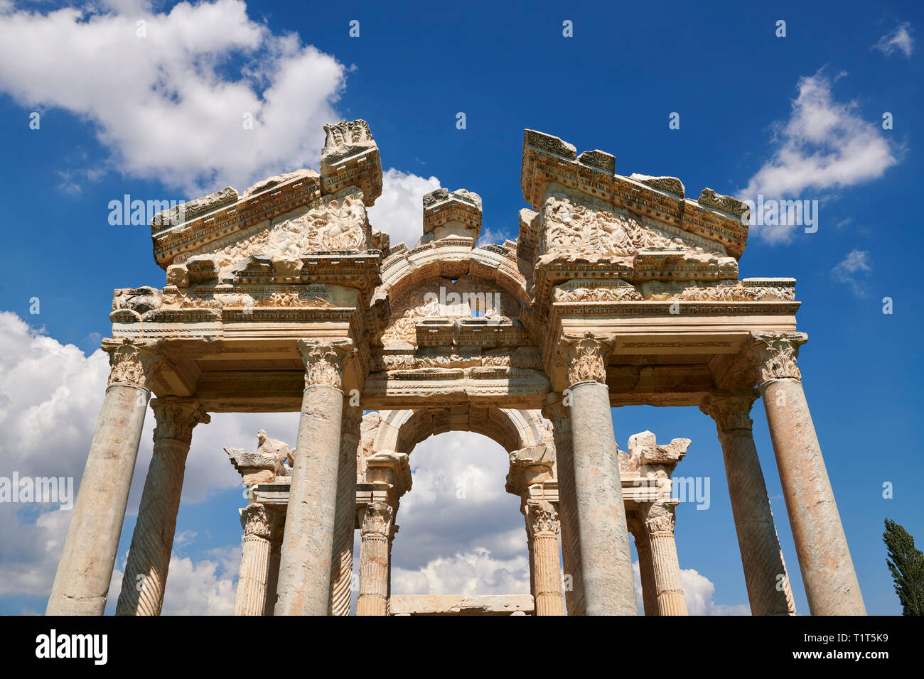 Close up of le fronton du tetrapylon porte monumentale au Temple d'Aphrodite. Le Tetrapylon est composé de quatre rangées de quatre colonnes et Banque D'Images