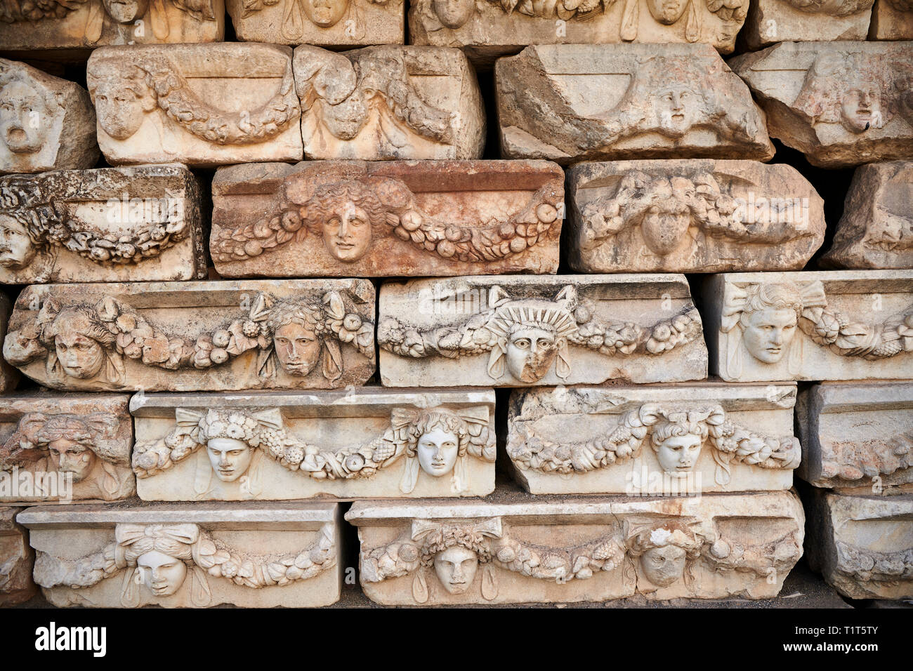 Frise sculptée romain blocs avec garland reliefs, portique Nord, site archéologique d'Aphrodisias, Aydin, Province de la Turquie. Banque D'Images