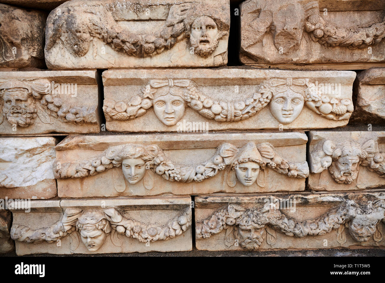 Frise sculptée romain blocs avec garland reliefs, portique Nord, site archéologique d'Aphrodisias, Aydin, Province de la Turquie. Banque D'Images