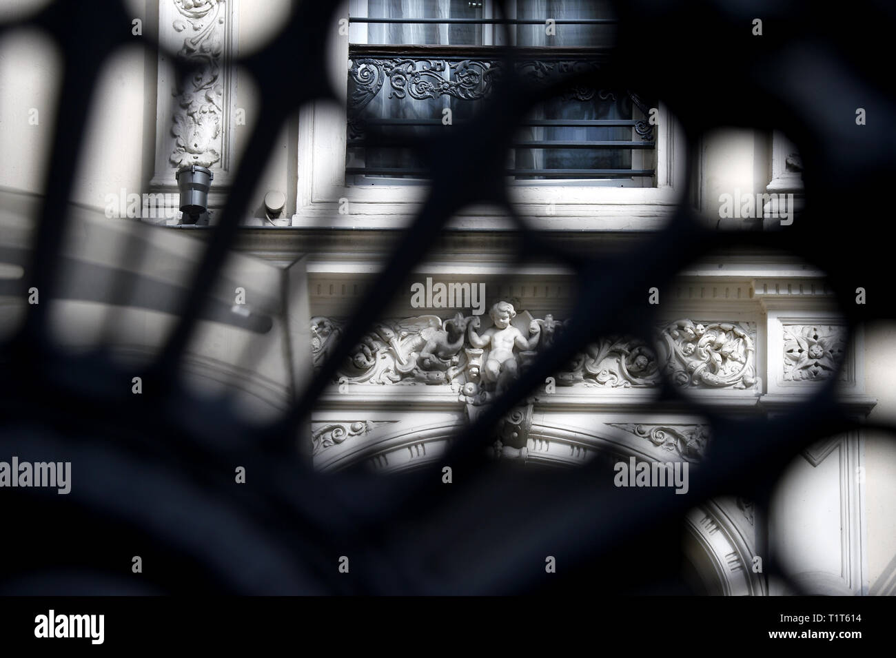Détails d'une façade d'un bâtiment du 19ème siècle - Paris 9e - France Banque D'Images