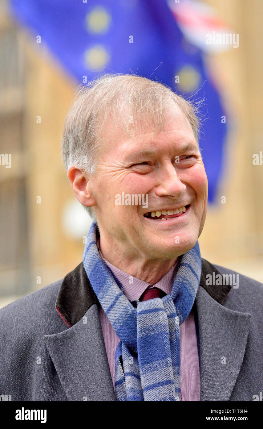 Sir David Amess député (Con : Ouest Southend) interviewé sur Brexit sur College Green, Westminster, 27 mars 2019 Banque D'Images