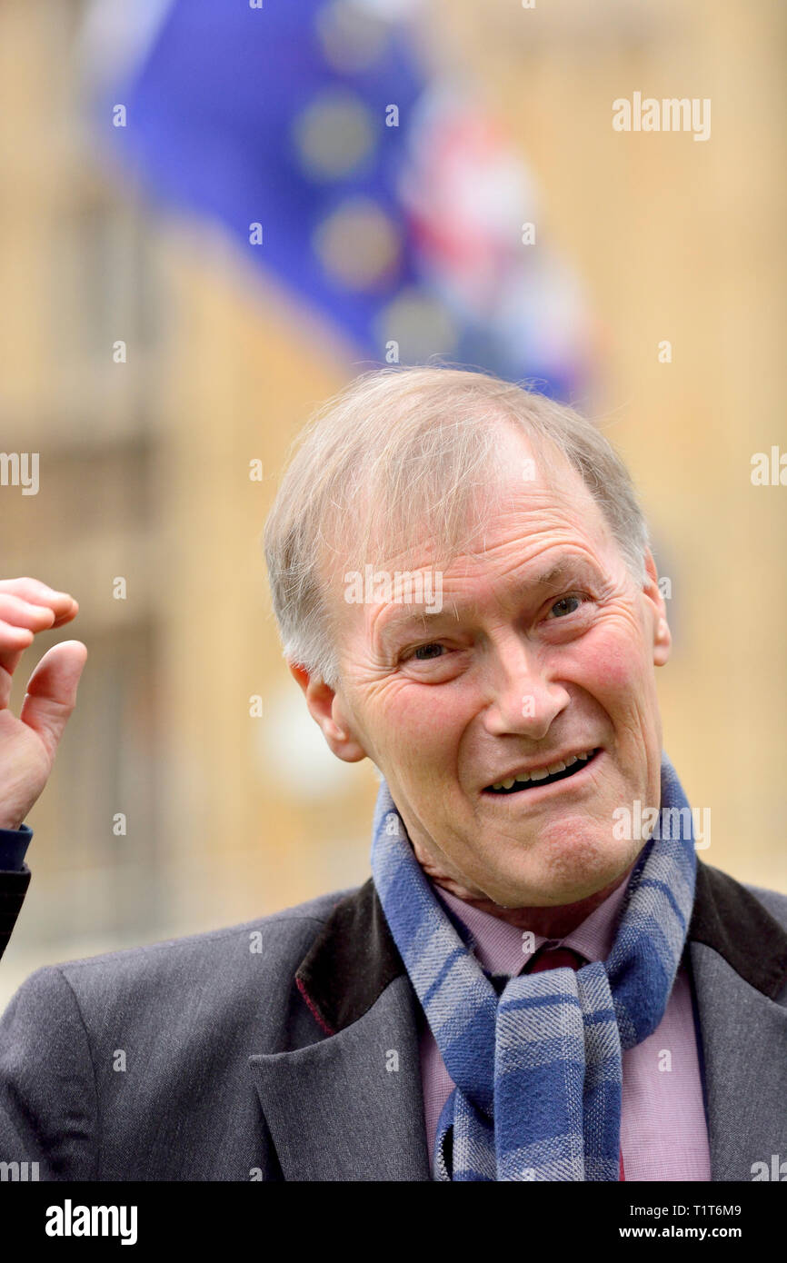 Sir David Amess député (Con : Ouest Southend) interviewé sur Brexit sur College Green, Westminster, 27 mars 2019 Banque D'Images