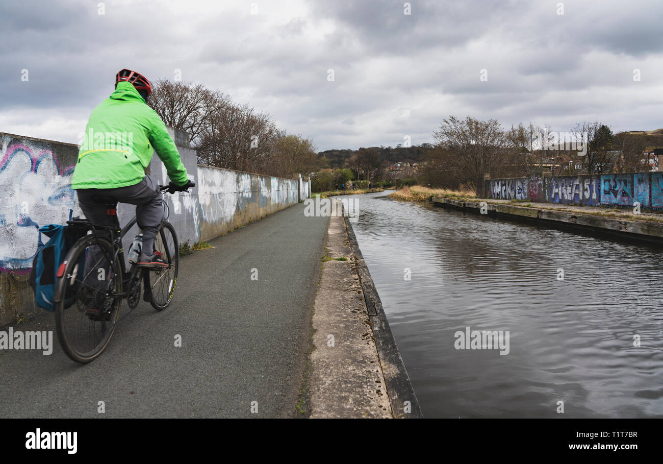 Cycliste sur le chemin de halage du canal de l'Union au début du printemps à Édimbourg, Écosse, Royaume-Uni Banque D'Images