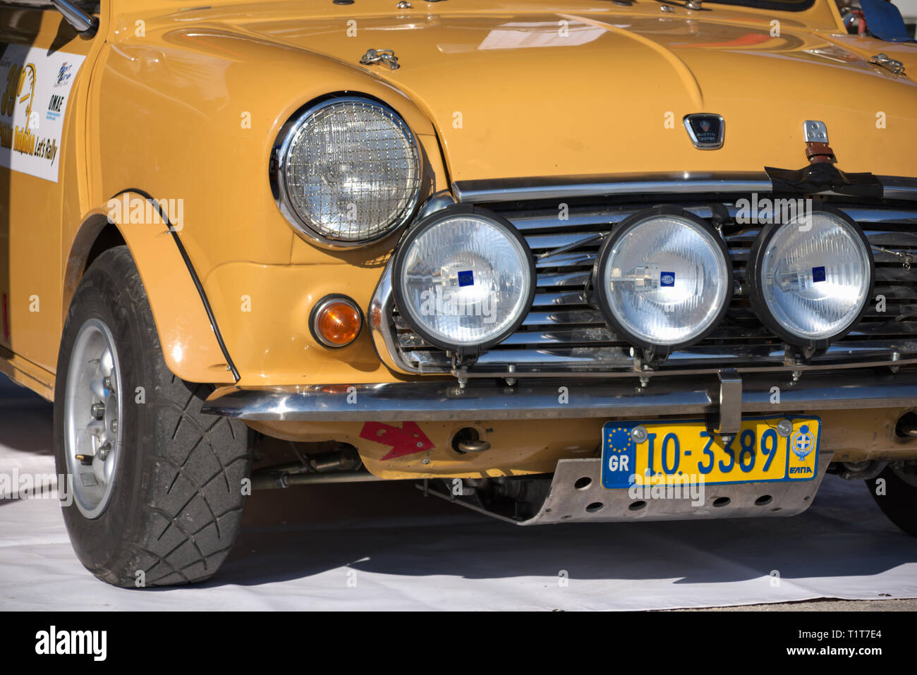 (Historique) Les voitures rétro au 39e Rallye de Grèce Le Palladion. Mitropoulos - Tsantzalis avec Austin Morris Mini Cooper S n'a pas pu se rendre à la finale. Banque D'Images