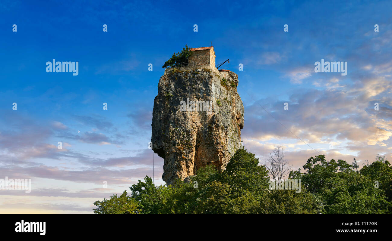 Photo & image Katskhi pilier de l'église orthodoxe de Géorgie sur un 40 m (130 ft) de roche calcaire naturel pilier près de Chiatura, Région Imereti, Géorgie (co Banque D'Images