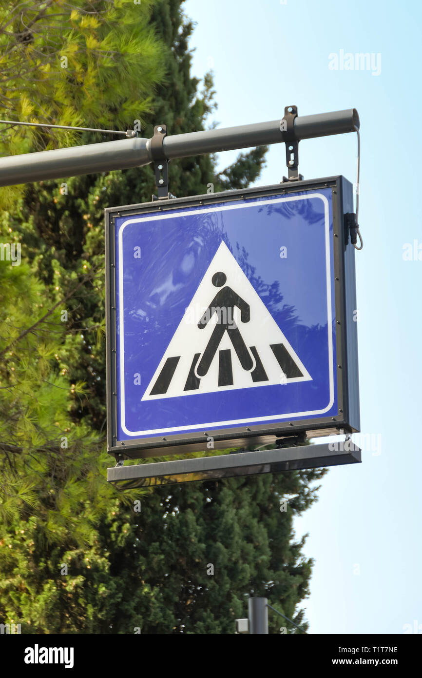 Le lac de Garde, ITALIE - Septembre 2018 : signe de route dans la ville de Garda, près du lac de Garde les conducteurs d'avertissement d'un passage pour piétons. Banque D'Images