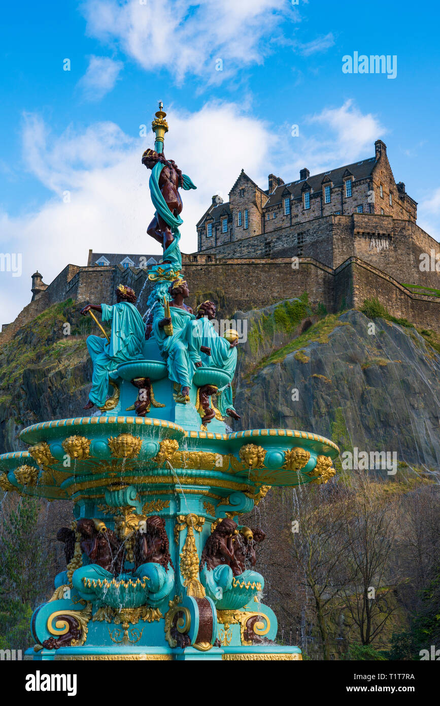 Ross Fontaine en couleurs d'origine après 2018 avec la rénovation du Château d'Édimbourg à l'arrière dans les jardins de Princes Street, Edinburgh, Scotland, UK Banque D'Images