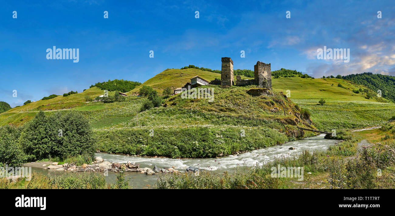 Maisons en pierre de la tour médiévale de Svaneti Davberi village dans les montagnes du Caucase, Upper Svaneti, Samegrelo-Zemo Svaneti, Mestia, Georgia. L'UNESCO UN Wo Banque D'Images