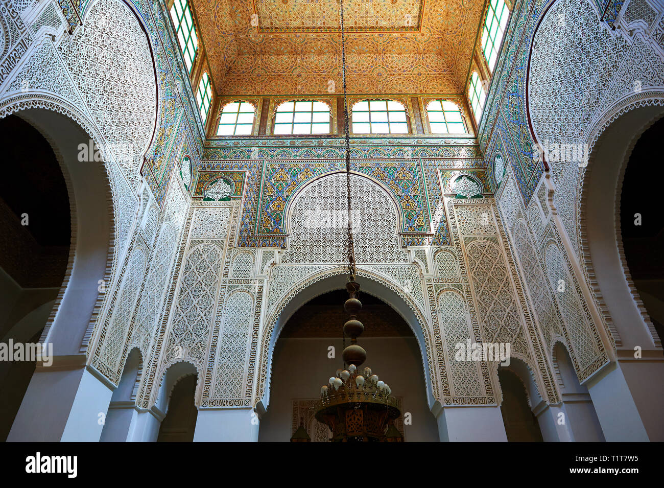 Cour intérieure avec fontaine intérieure en nid d'Mocarabe berbère et décorations en plâtre travail design berbère tuiles de l'Mauseleum de Moulay Ismaïl ibn Sharif Banque D'Images