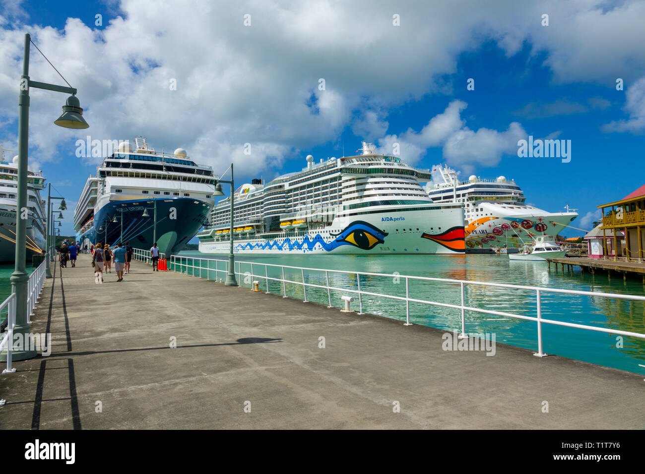 Les navires de croisière au port de Saint John's Antigua est la capitale et la plus grande ville d'Antigua-et-Barbuda, situé dans les Antilles dans la mer des Caraïbes Banque D'Images