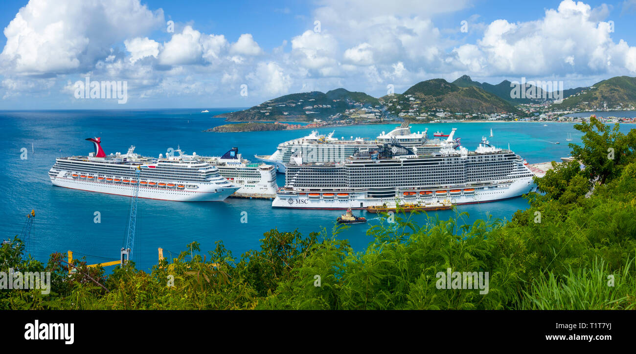 Carnaval et bord de navires de croisière MSC super au port de Saint John's Antigua est la capitale et la plus grande ville d'Antigua-et-Barbuda, situé dans l'W Banque D'Images